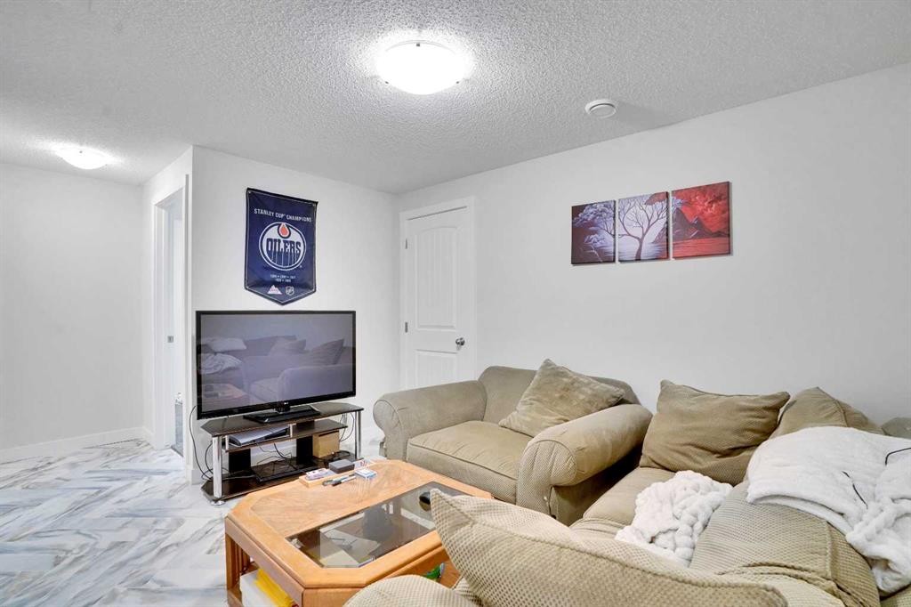514 Wolf Willow Boulevard Se, Calgary, AB - Indoor Photo Showing Living Room