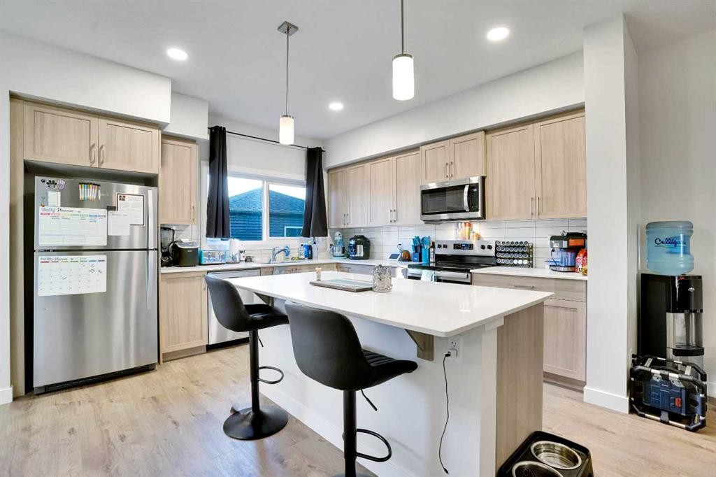 514 Wolf Willow Boulevard Se, Calgary, AB - Indoor Photo Showing Kitchen With Stainless Steel Kitchen
