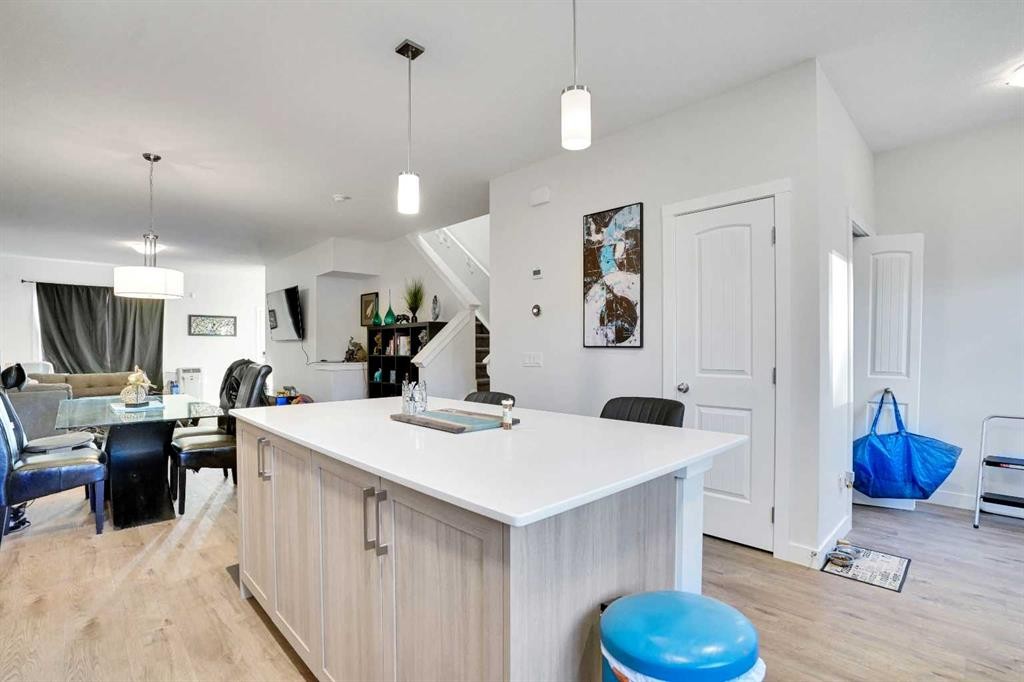 514 Wolf Willow Boulevard Se, Calgary, AB - Indoor Photo Showing Kitchen