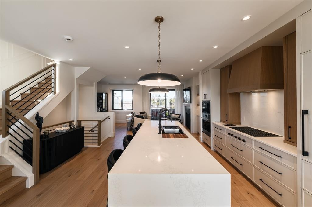 102-1700 73 Street Sw, Calgary, AB - Indoor Photo Showing Kitchen With Upgraded Kitchen