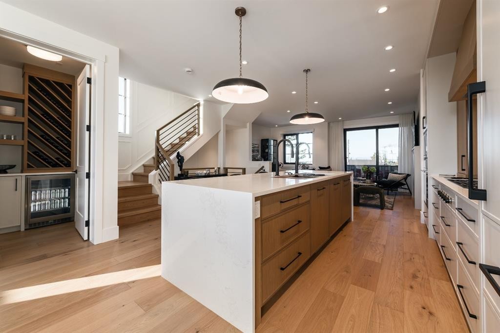 102-1700 73 Street Sw, Calgary, AB - Indoor Photo Showing Kitchen With Upgraded Kitchen