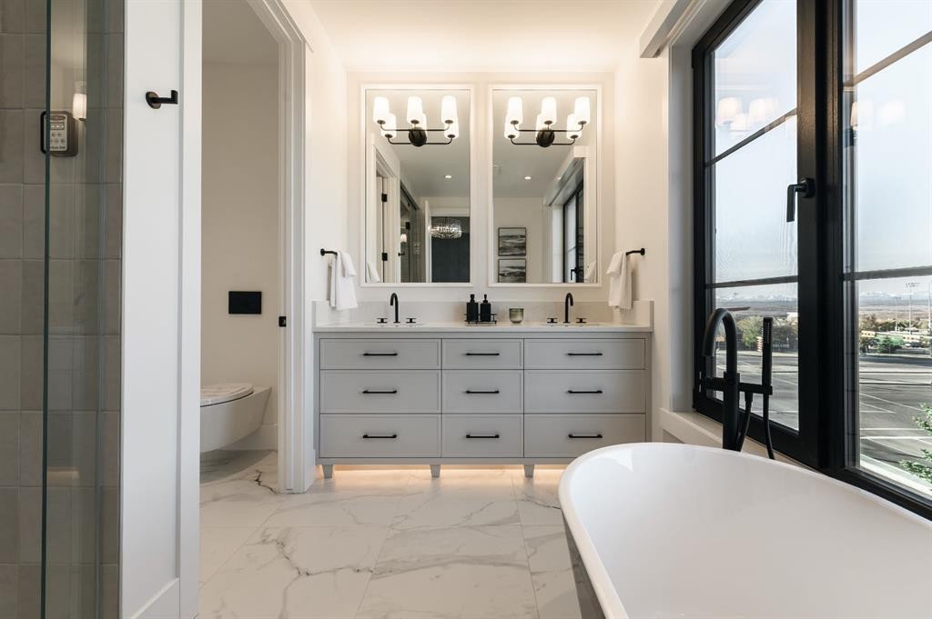 102-1700 73 Street Sw, Calgary, AB - Indoor Photo Showing Bathroom