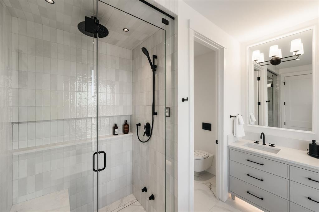 102-1700 73 Street Sw, Calgary, AB - Indoor Photo Showing Bathroom