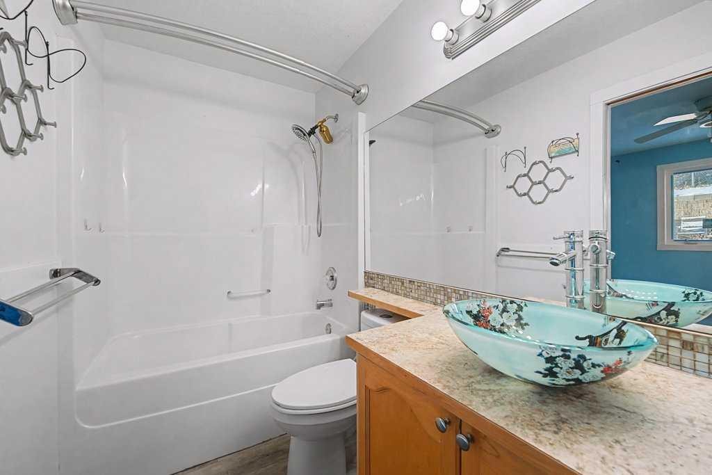 267 Panamount Hill Nw, Calgary, AB - Indoor Photo Showing Bathroom