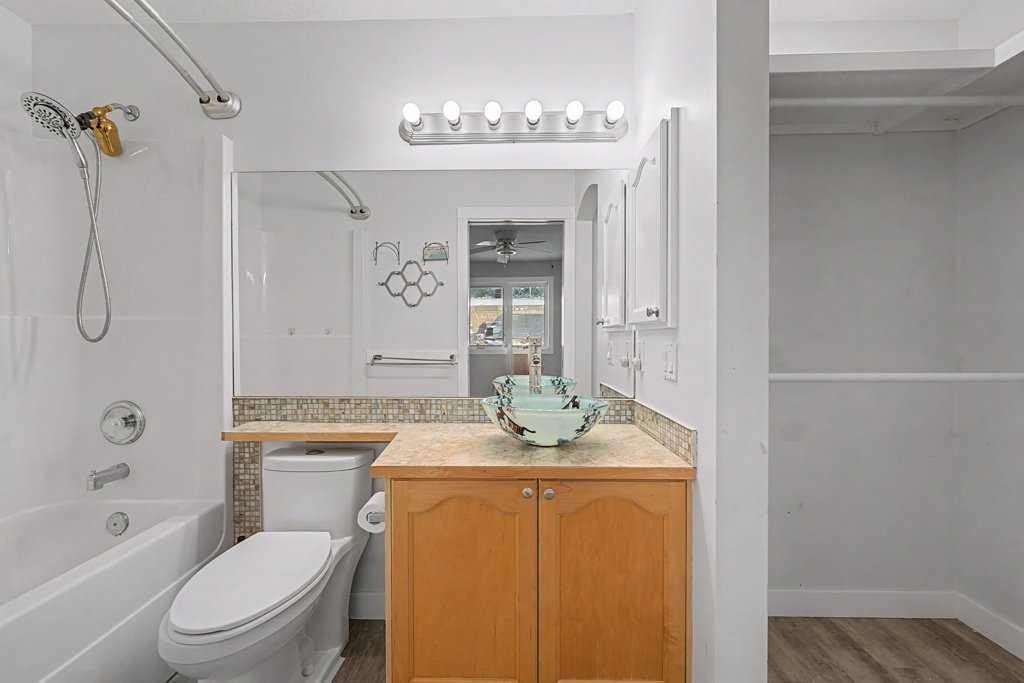 267 Panamount Hill Nw, Calgary, AB - Indoor Photo Showing Bathroom