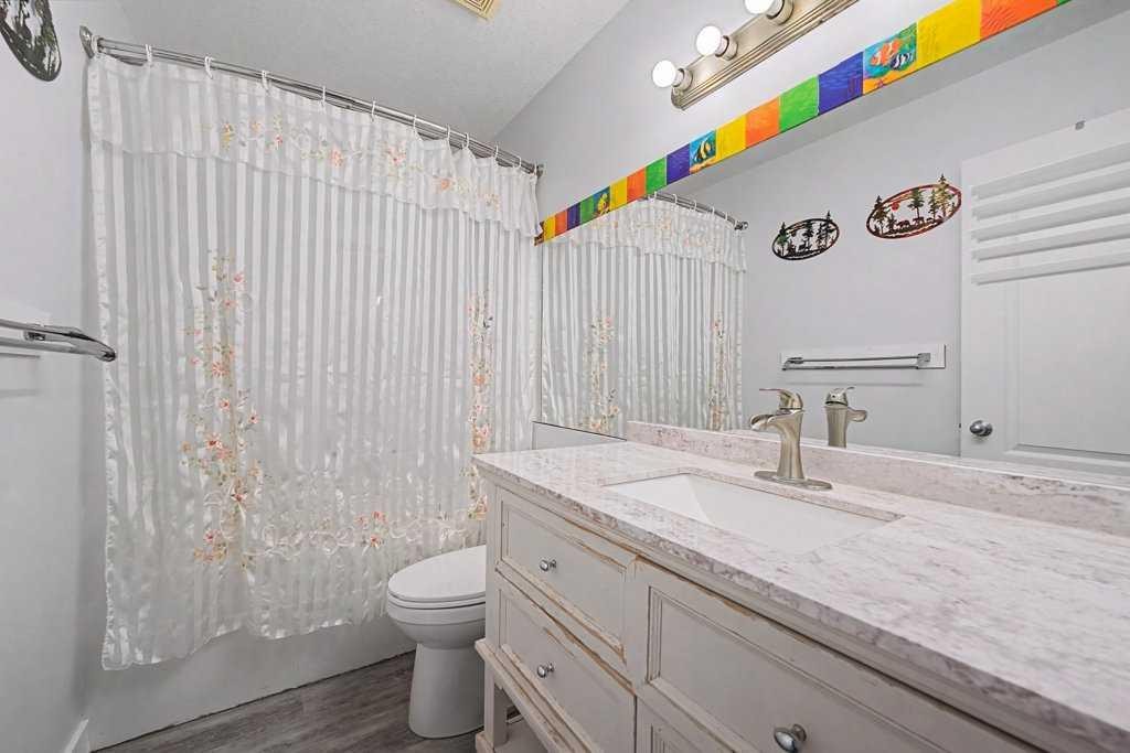 267 Panamount Hill Nw, Calgary, AB - Indoor Photo Showing Bathroom
