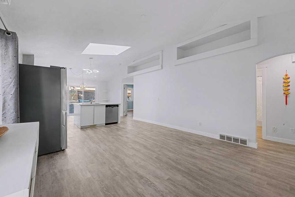 267 Panamount Hill Nw, Calgary, AB - Indoor Photo Showing Kitchen