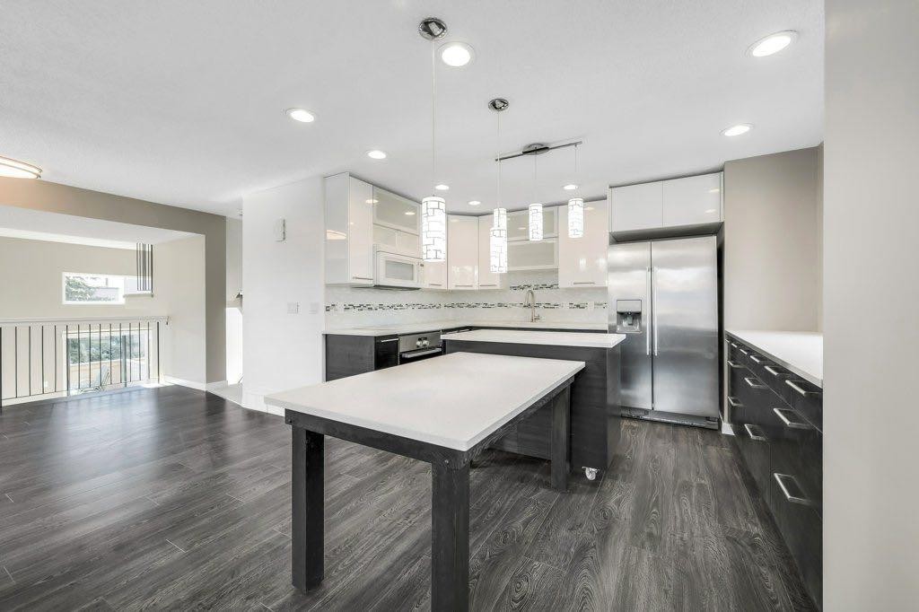 76 Glamis Gardens Sw, Calgary, AB - Indoor Photo Showing Kitchen With Upgraded Kitchen