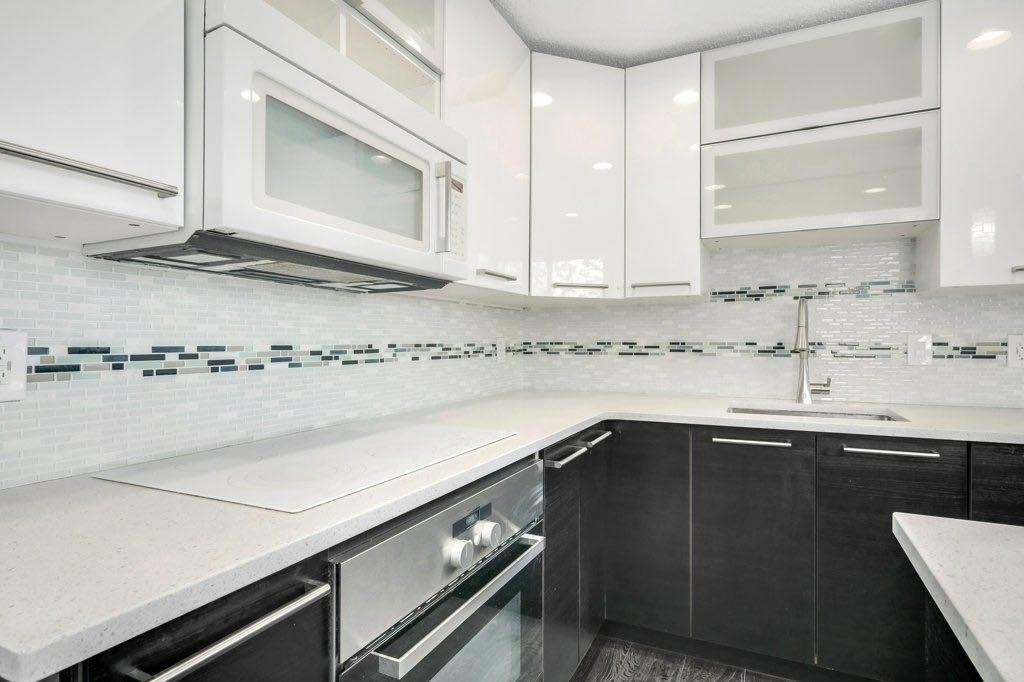 76 Glamis Gardens Sw, Calgary, AB - Indoor Photo Showing Kitchen