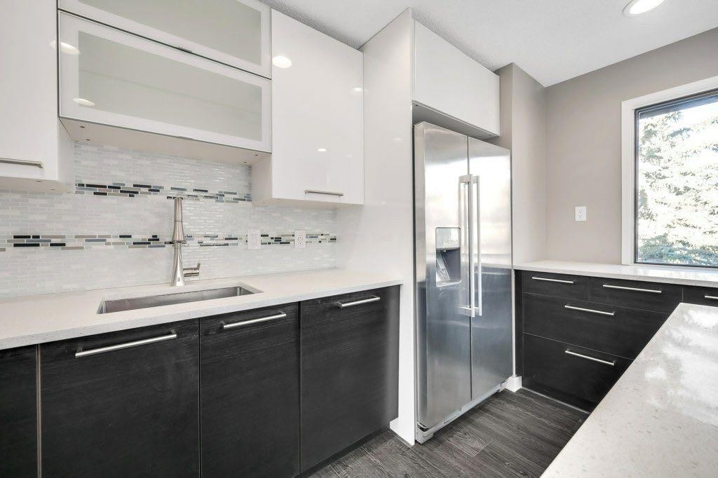 76 Glamis Gardens Sw, Calgary, AB - Indoor Photo Showing Kitchen With Upgraded Kitchen