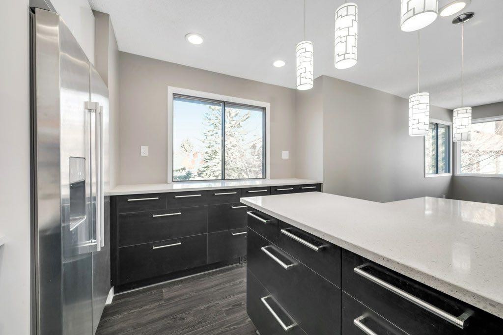 76 Glamis Gardens Sw, Calgary, AB - Indoor Photo Showing Other Room