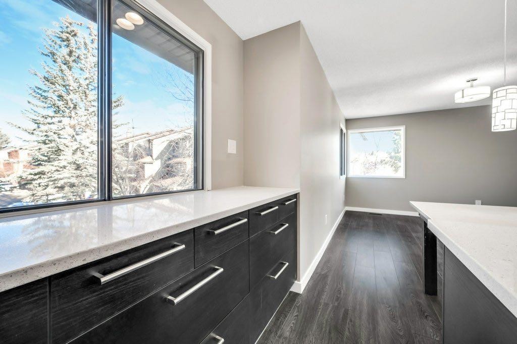 76 Glamis Gardens Sw, Calgary, AB - Indoor