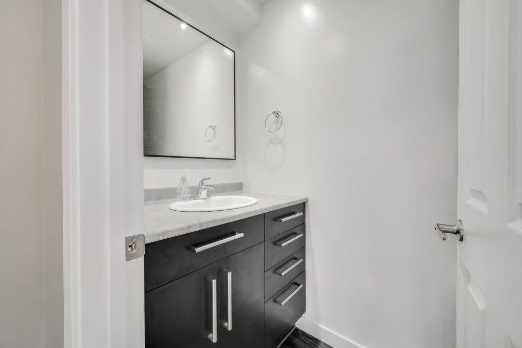 76 Glamis Gardens Sw, Calgary, AB - Indoor Photo Showing Bathroom