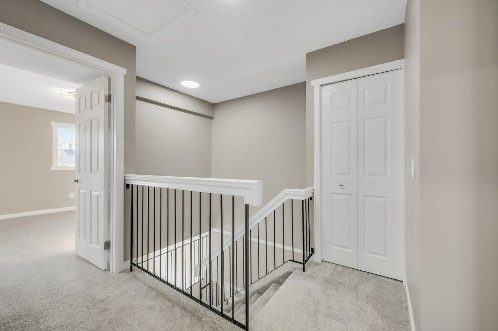 76 Glamis Gardens Sw, Calgary, AB - Indoor Photo Showing Other Room