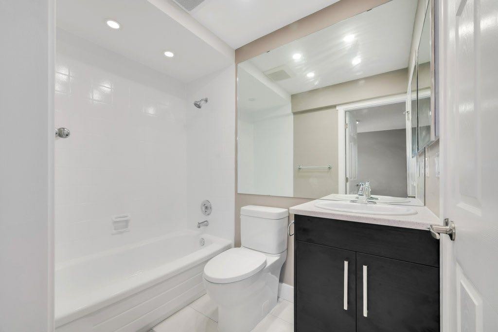 76 Glamis Gardens Sw, Calgary, AB - Indoor Photo Showing Bathroom
