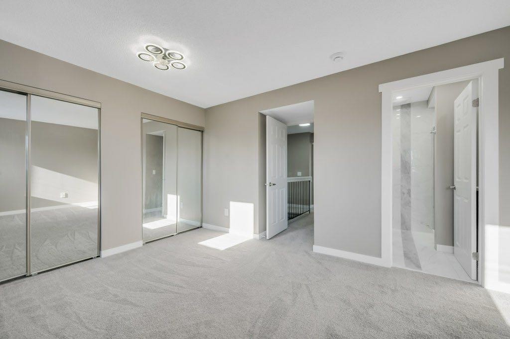 76 Glamis Gardens Sw, Calgary, AB - Indoor Photo Showing Other Room