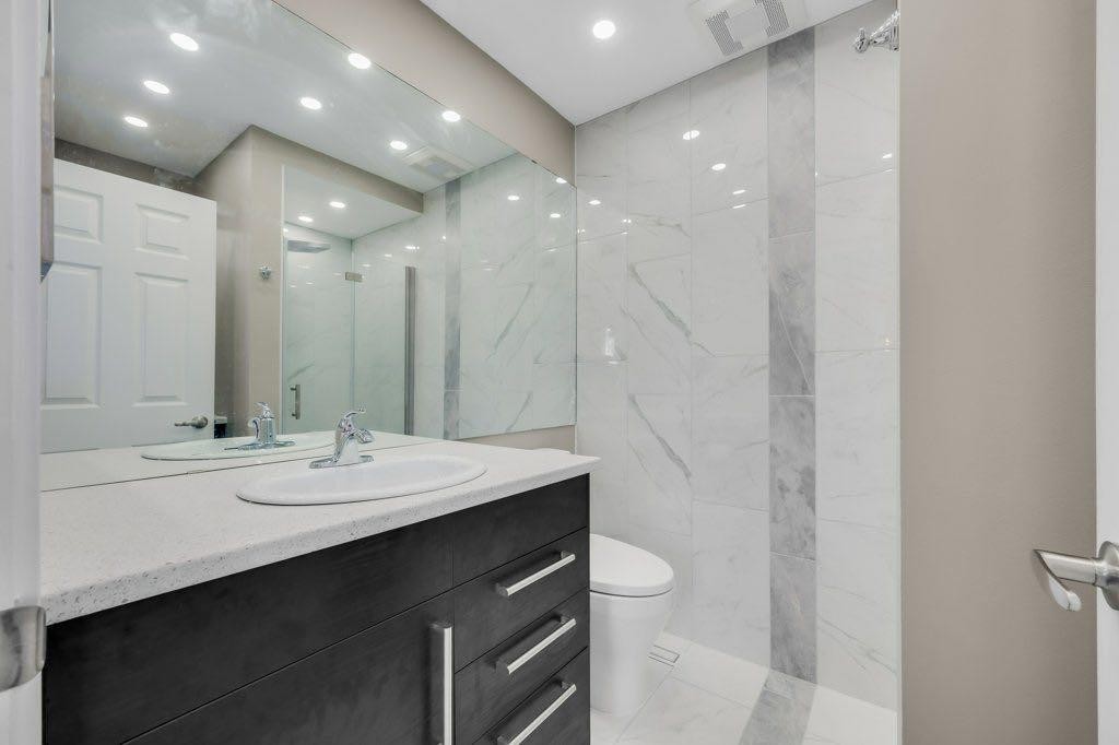 76 Glamis Gardens Sw, Calgary, AB - Indoor Photo Showing Bathroom