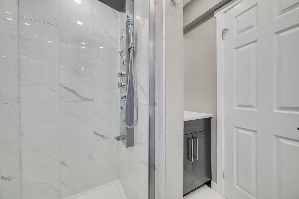 76 Glamis Gardens Sw, Calgary, AB - Indoor Photo Showing Bathroom