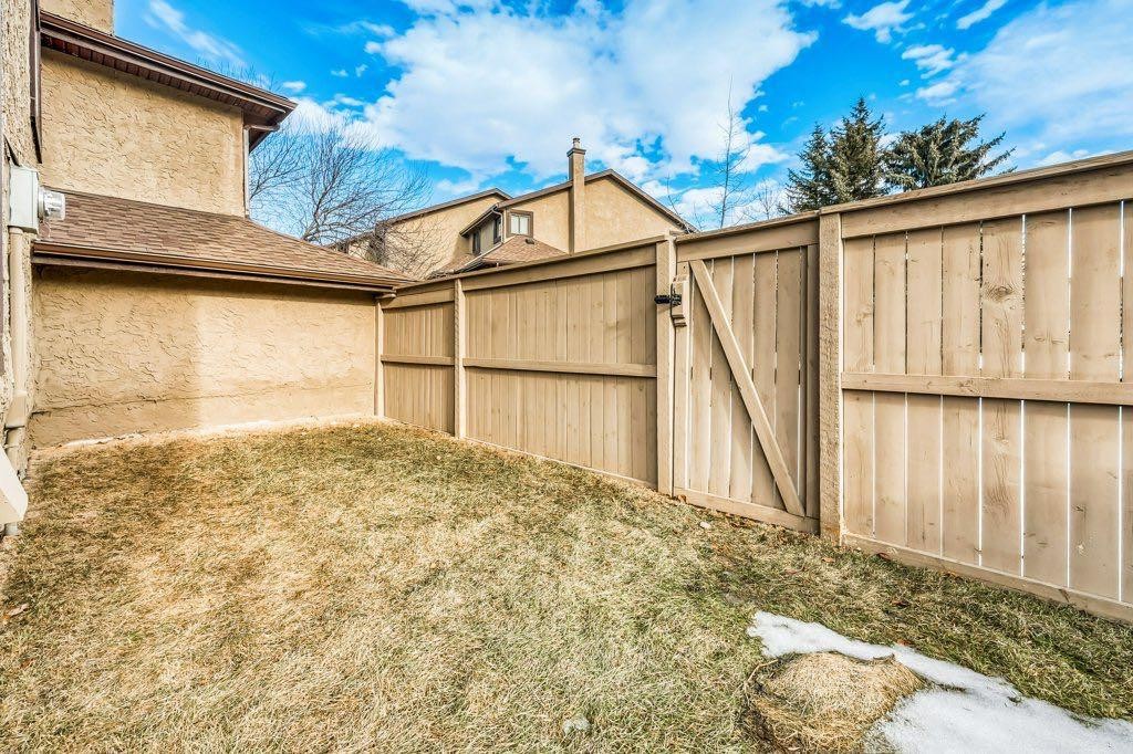 76 Glamis Gardens Sw, Calgary, AB - Outdoor
