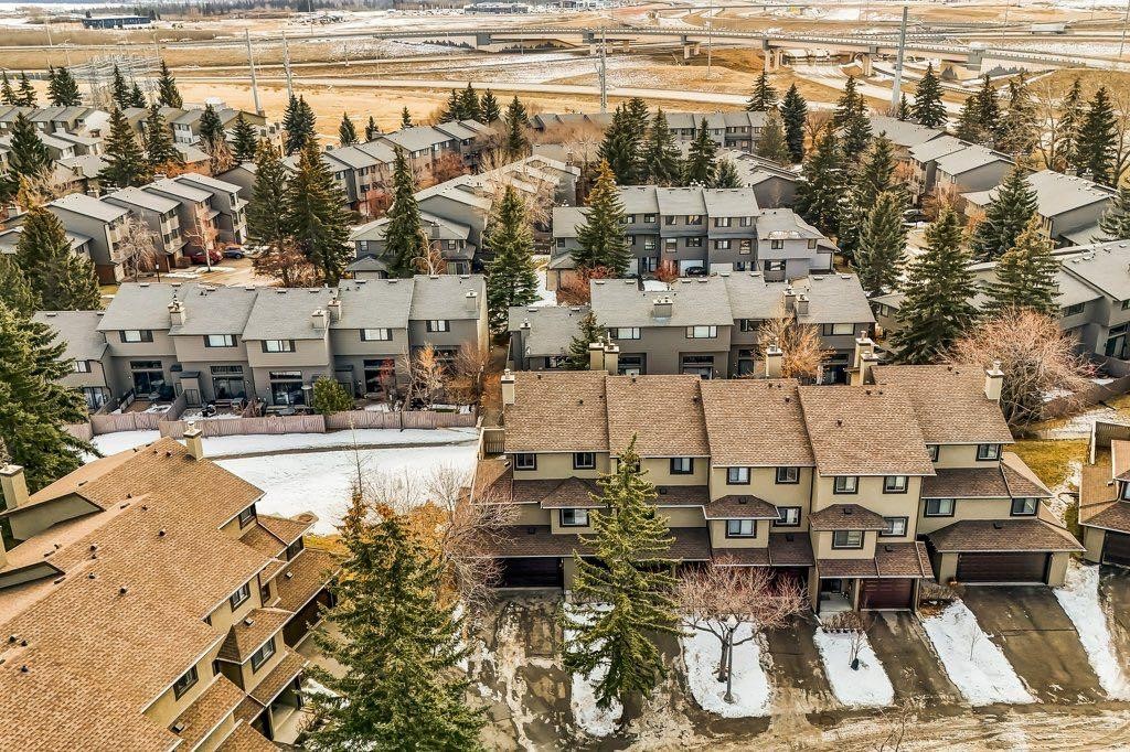 76 Glamis Gardens Sw, Calgary, AB - Outdoor