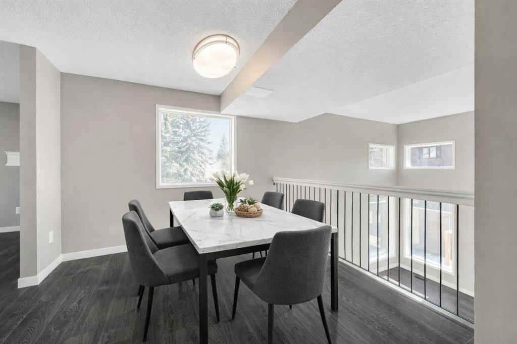 76 Glamis Gardens Sw, Calgary, AB - Indoor Photo Showing Dining Room