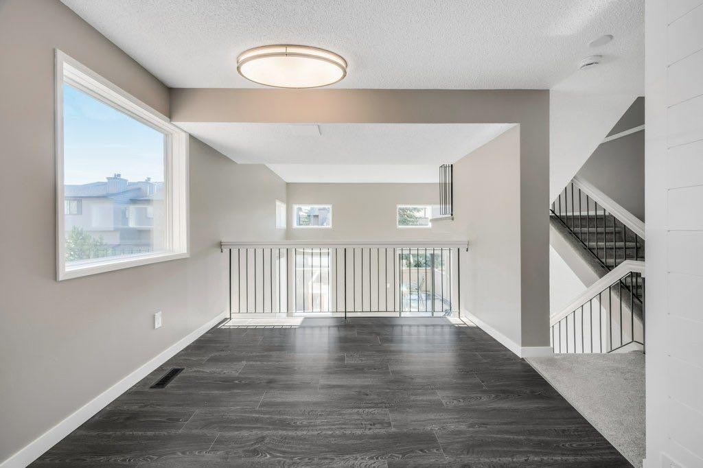 76 Glamis Gardens Sw, Calgary, AB - Indoor Photo Showing Other Room