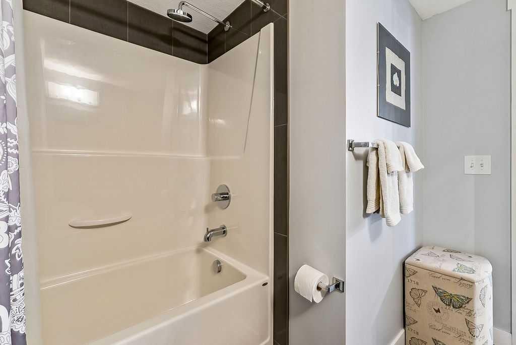 2114-11 Mahogany Row Se, Calgary, AB - Indoor Photo Showing Bathroom