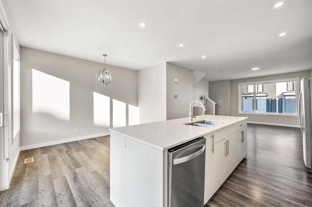318 Evanscrest Square Nw, Calgary, AB - Indoor Photo Showing Kitchen With Double Sink