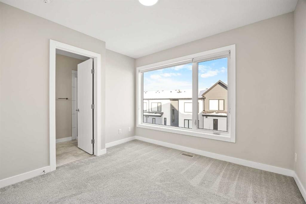 318 Evanscrest Square Nw, Calgary, AB - Indoor Photo Showing Other Room