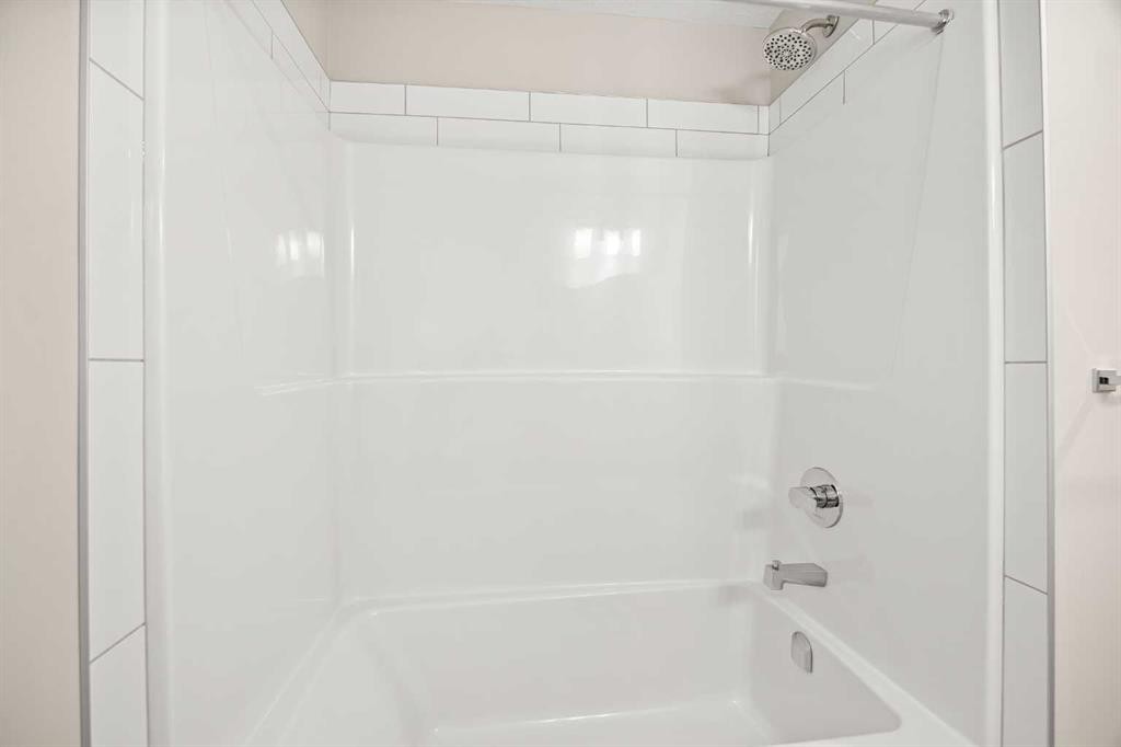 318 Evanscrest Square Nw, Calgary, AB - Indoor Photo Showing Bathroom