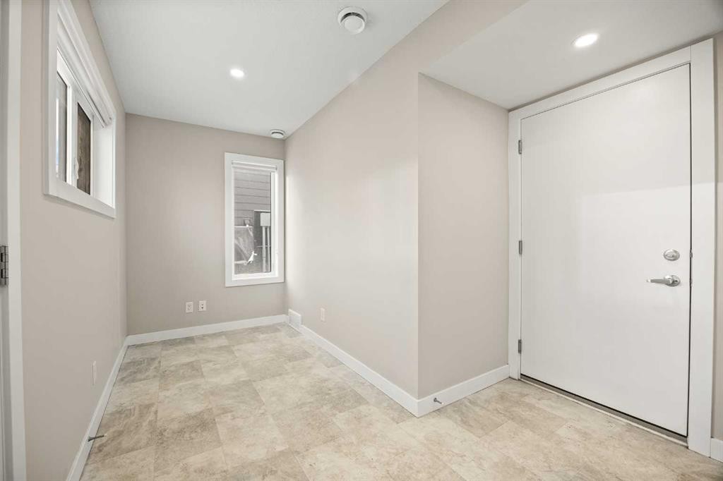 318 Evanscrest Square Nw, Calgary, AB - Indoor Photo Showing Other Room
