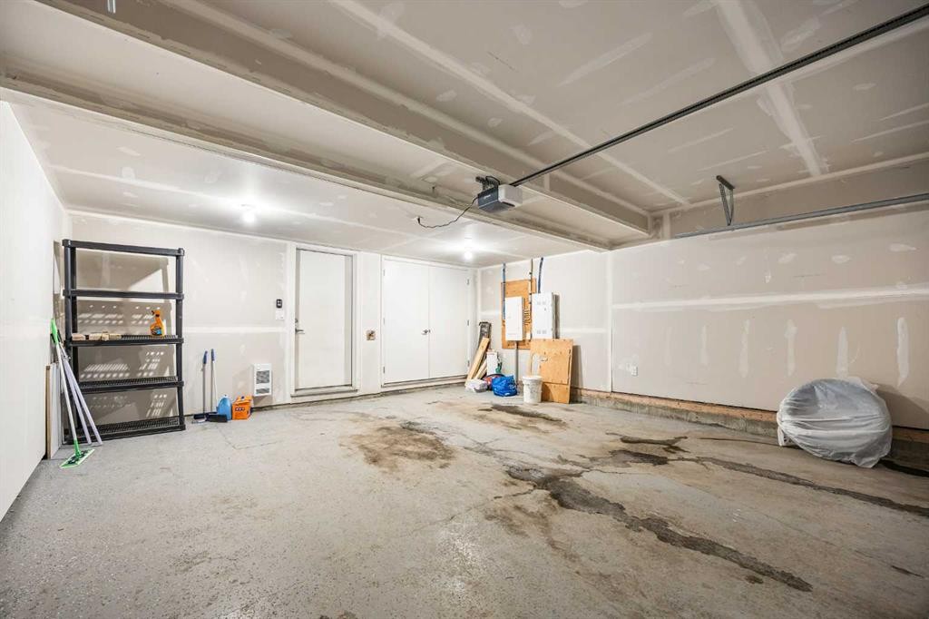 318 Evanscrest Square Nw, Calgary, AB - Indoor Photo Showing Garage