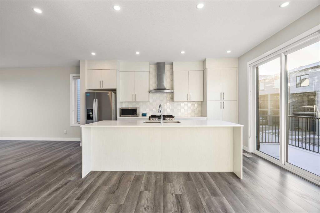 318 Evanscrest Square Nw, Calgary, AB - Indoor Photo Showing Kitchen With Upgraded Kitchen