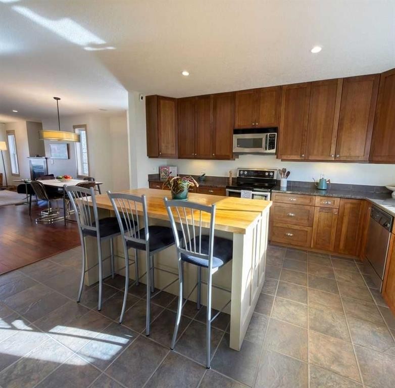 129 25 Avenue Ne, Calgary, AB - Indoor Photo Showing Kitchen