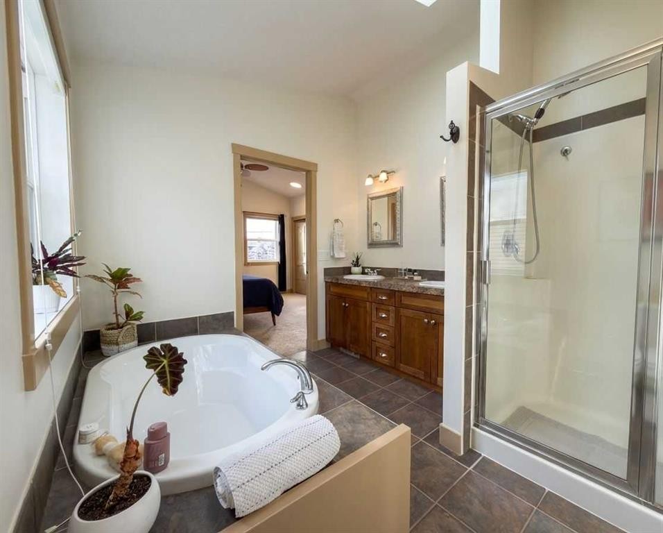 129 25 Avenue Ne, Calgary, AB - Indoor Photo Showing Bathroom