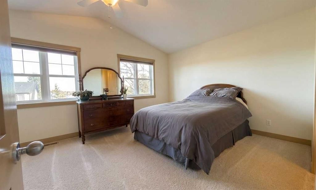 129 25 Avenue Ne, Calgary, AB - Indoor Photo Showing Bedroom