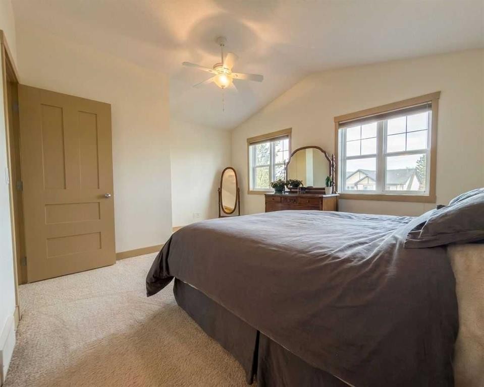 129 25 Avenue Ne, Calgary, AB - Indoor Photo Showing Bedroom