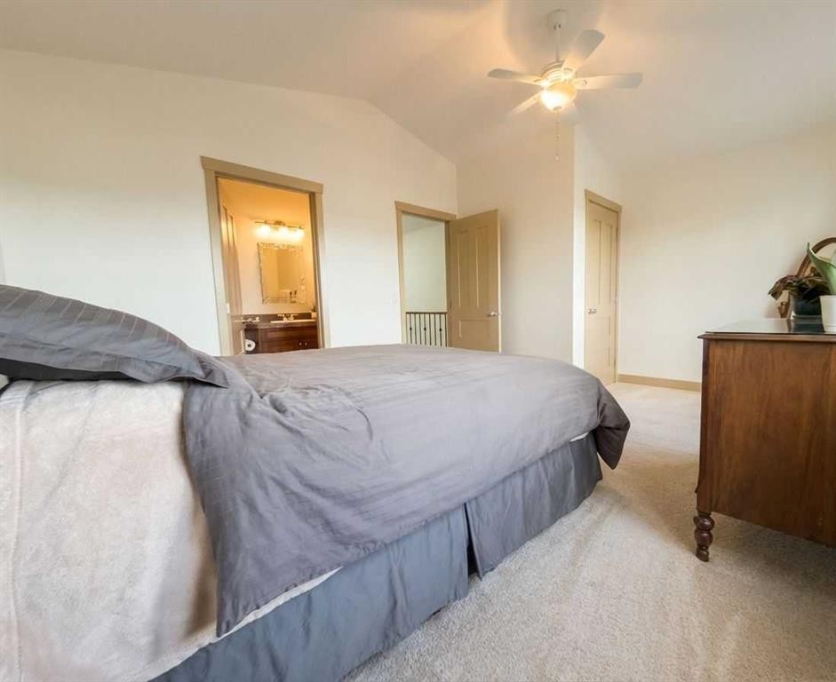 129 25 Avenue Ne, Calgary, AB - Indoor Photo Showing Bedroom