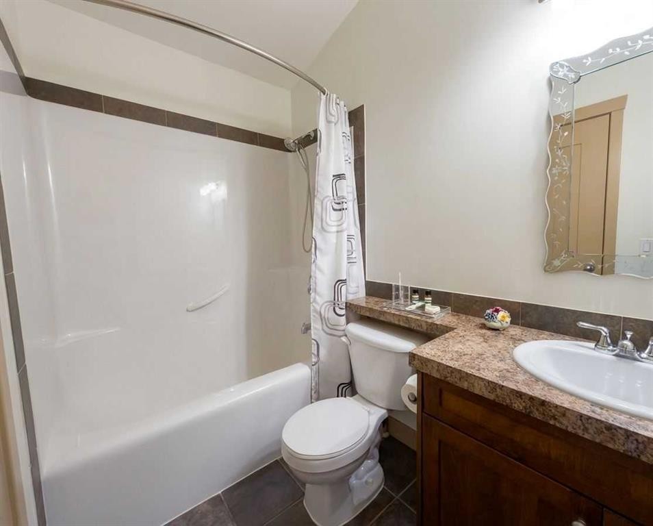 129 25 Avenue Ne, Calgary, AB - Indoor Photo Showing Bathroom