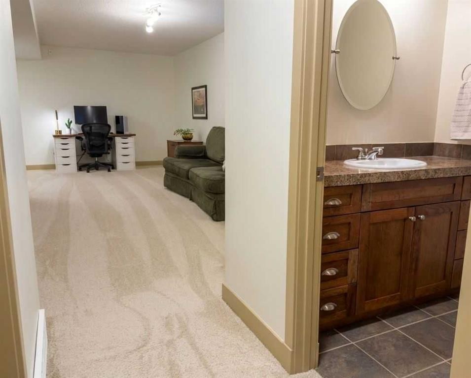 129 25 Avenue Ne, Calgary, AB - Indoor Photo Showing Bathroom