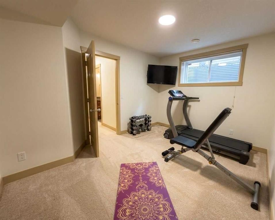 129 25 Avenue Ne, Calgary, AB - Indoor Photo Showing Gym Room