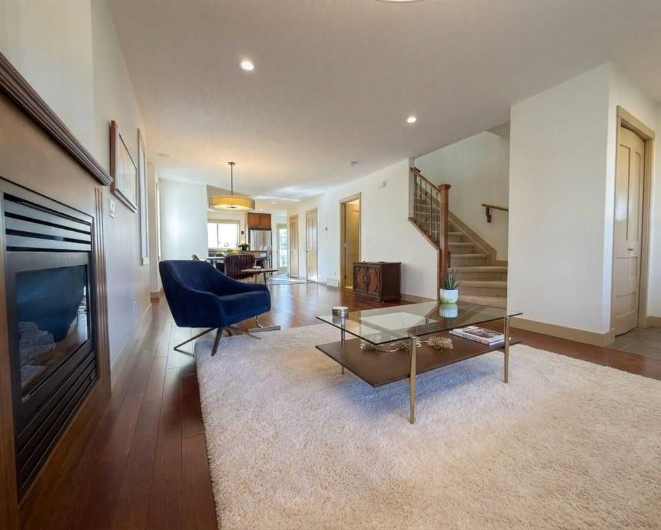 129 25 Avenue Ne, Calgary, AB - Indoor Photo Showing Living Room With Fireplace