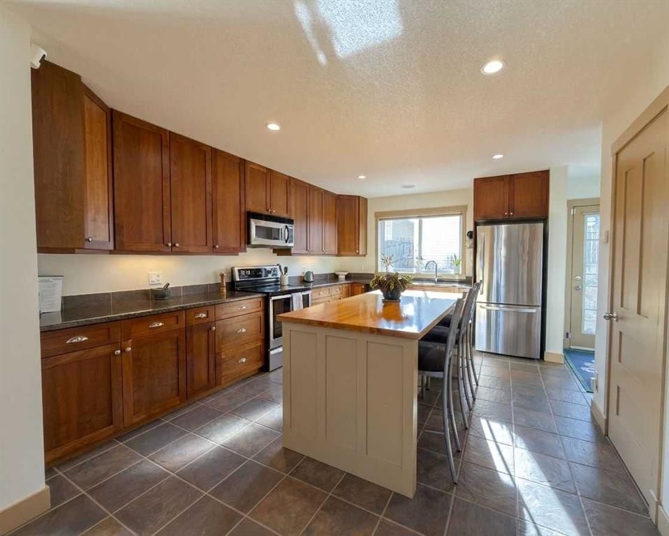 129 25 Avenue Ne, Calgary, AB - Indoor Photo Showing Kitchen