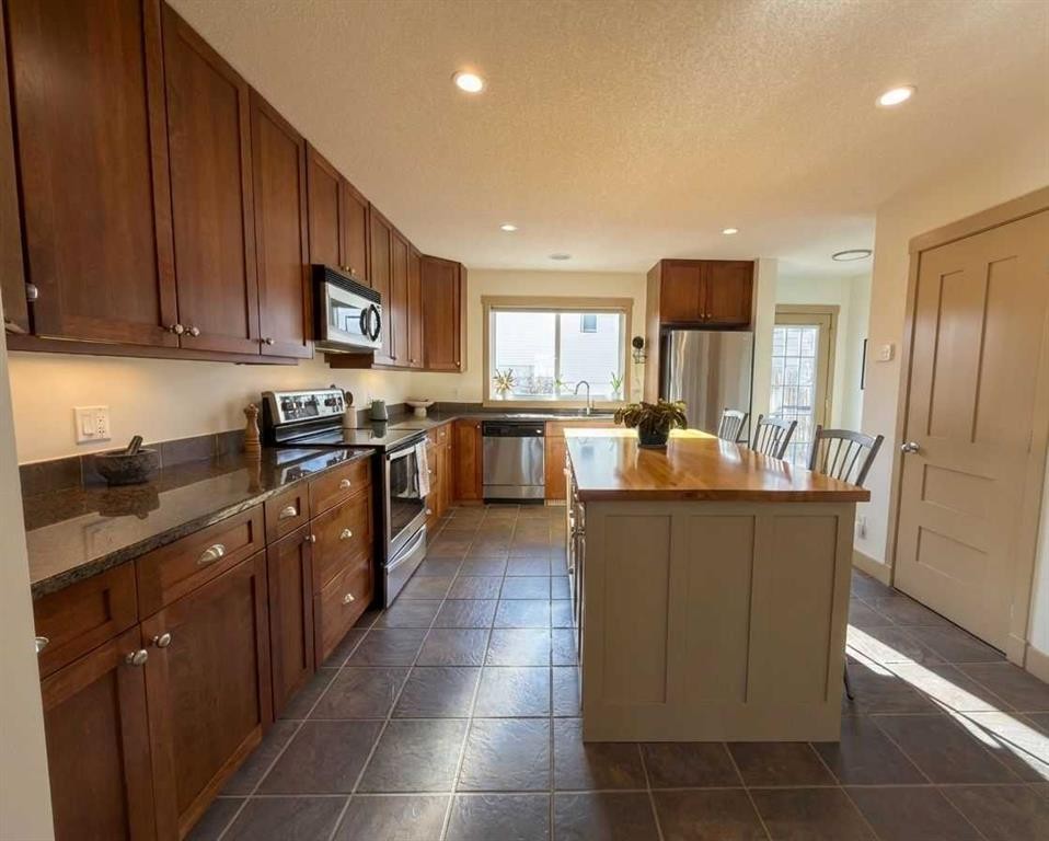 129 25 Avenue Ne, Calgary, AB - Indoor Photo Showing Kitchen