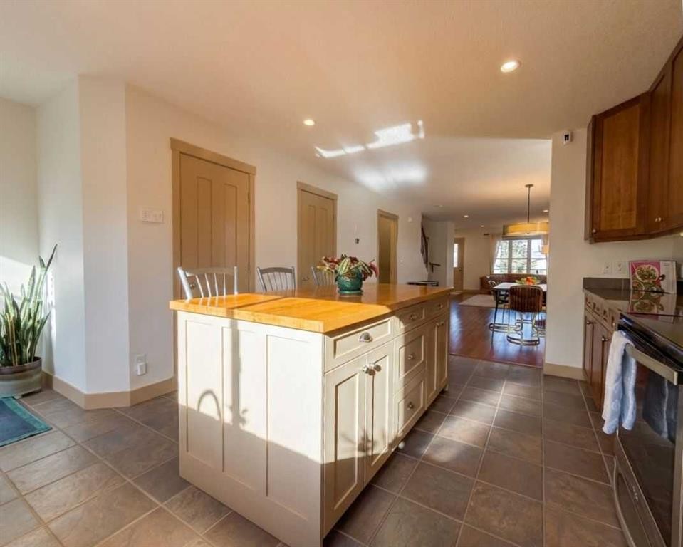 129 25 Avenue Ne, Calgary, AB - Indoor Photo Showing Kitchen