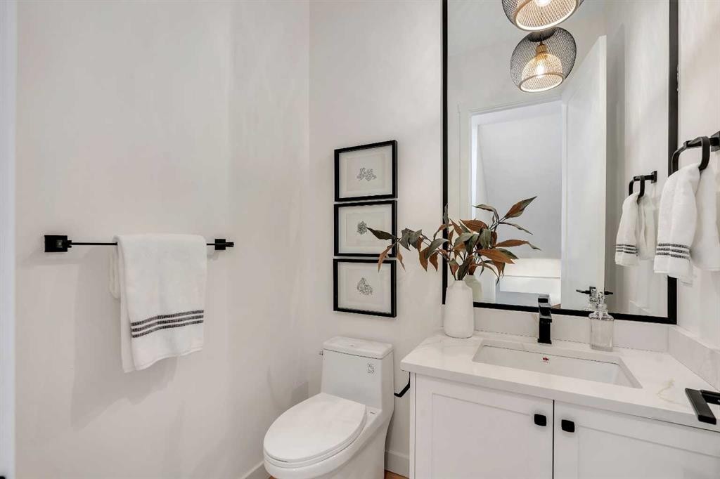 2436 30 Avenue Sw, Calgary, AB - Indoor Photo Showing Bathroom