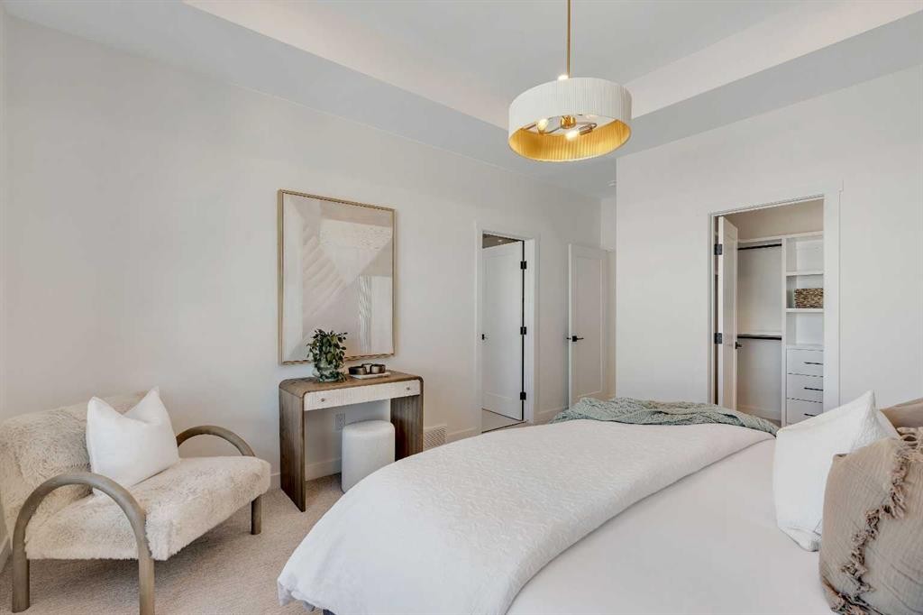 2436 30 Avenue Sw, Calgary, AB - Indoor Photo Showing Bedroom