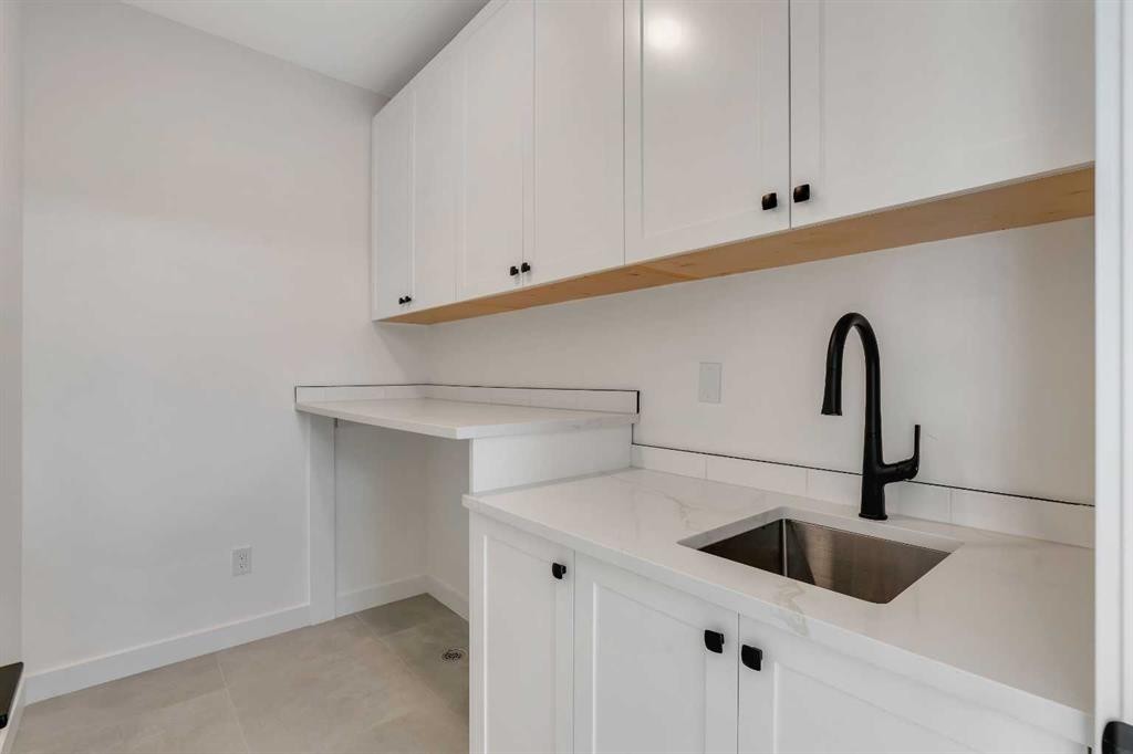 2436 30 Avenue Sw, Calgary, AB - Indoor Photo Showing Kitchen