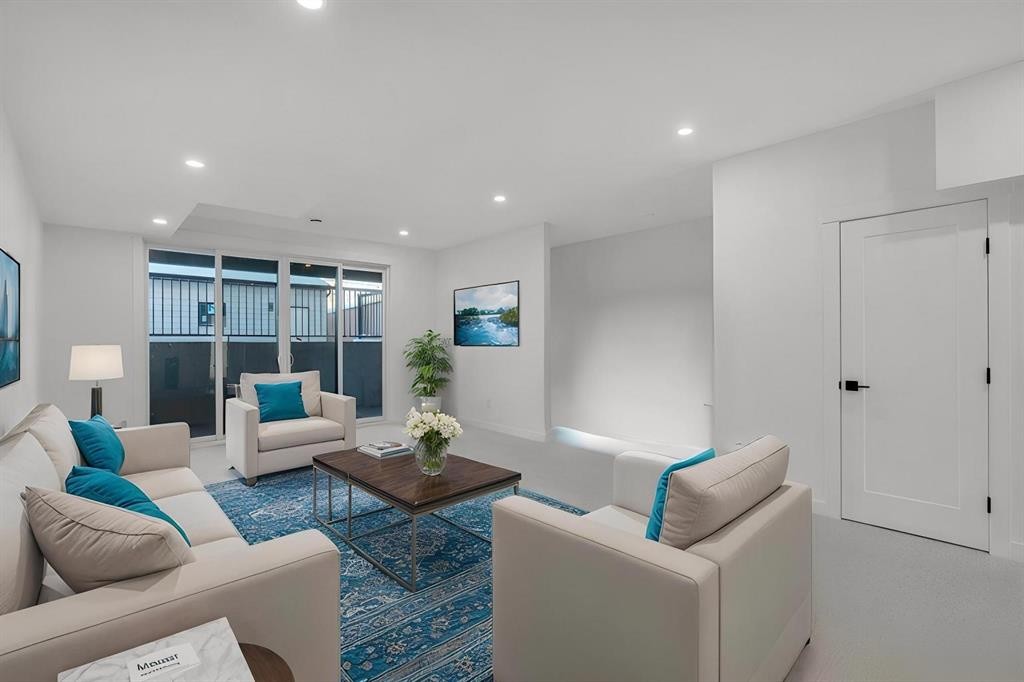 2436 30 Avenue Sw, Calgary, AB - Indoor Photo Showing Living Room