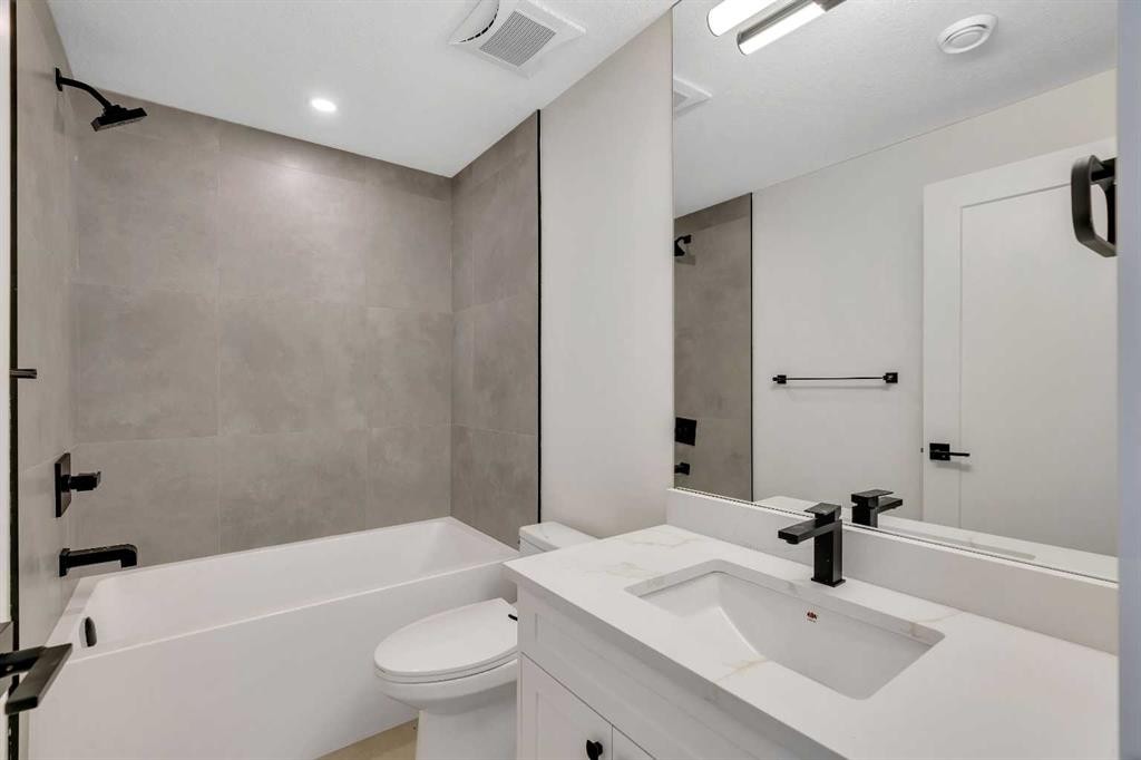 2436 30 Avenue Sw, Calgary, AB - Indoor Photo Showing Bathroom